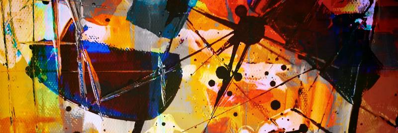 Une femme observant un tableau moderne abstrait français avec attention